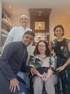 Dr. Emmanuel Caputi com equipe e paciente