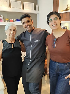 Dr. Emmanuel Caputi com pacientes no consultório