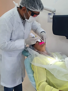 Dr. Emmanuel Caputi realizando procedimento odontológico