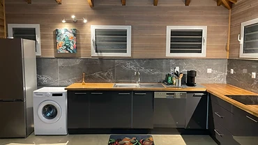 The fully equipped kitchen