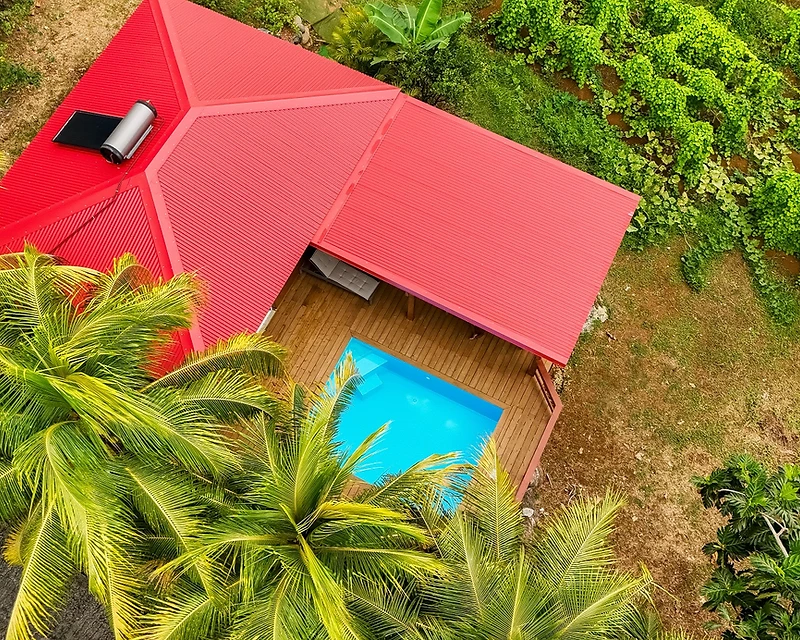 Gîte en bois avec piscine privée à débordement surplombant la vallée de Goyave