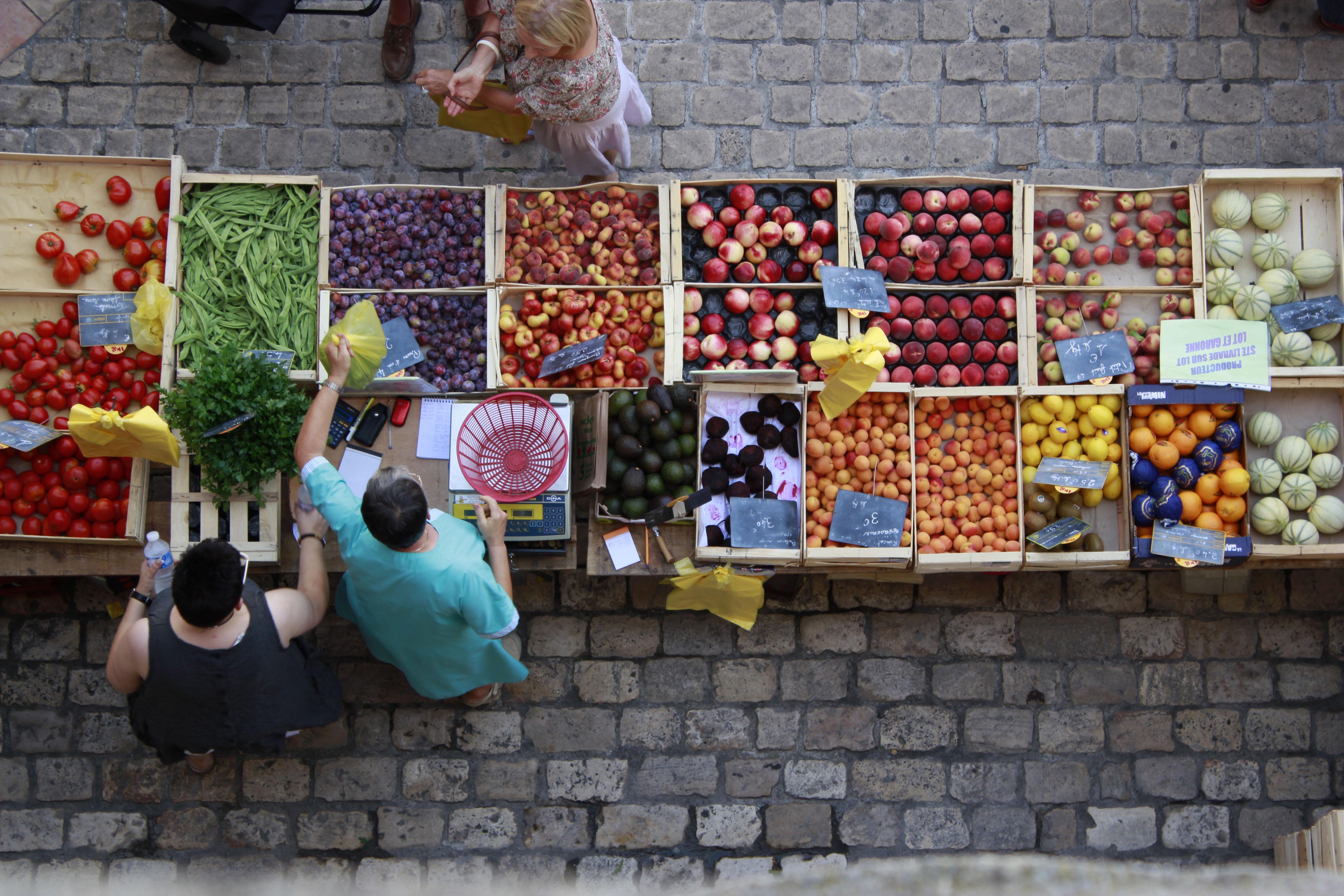 Étal d'un marché de producteurs vu du dessus, en Lot-et-Garonne