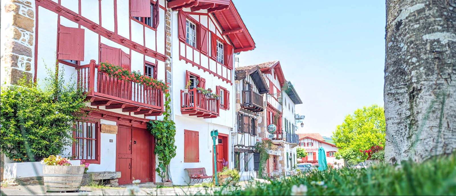 Façades basques fleuries d'un village du Pays Basque