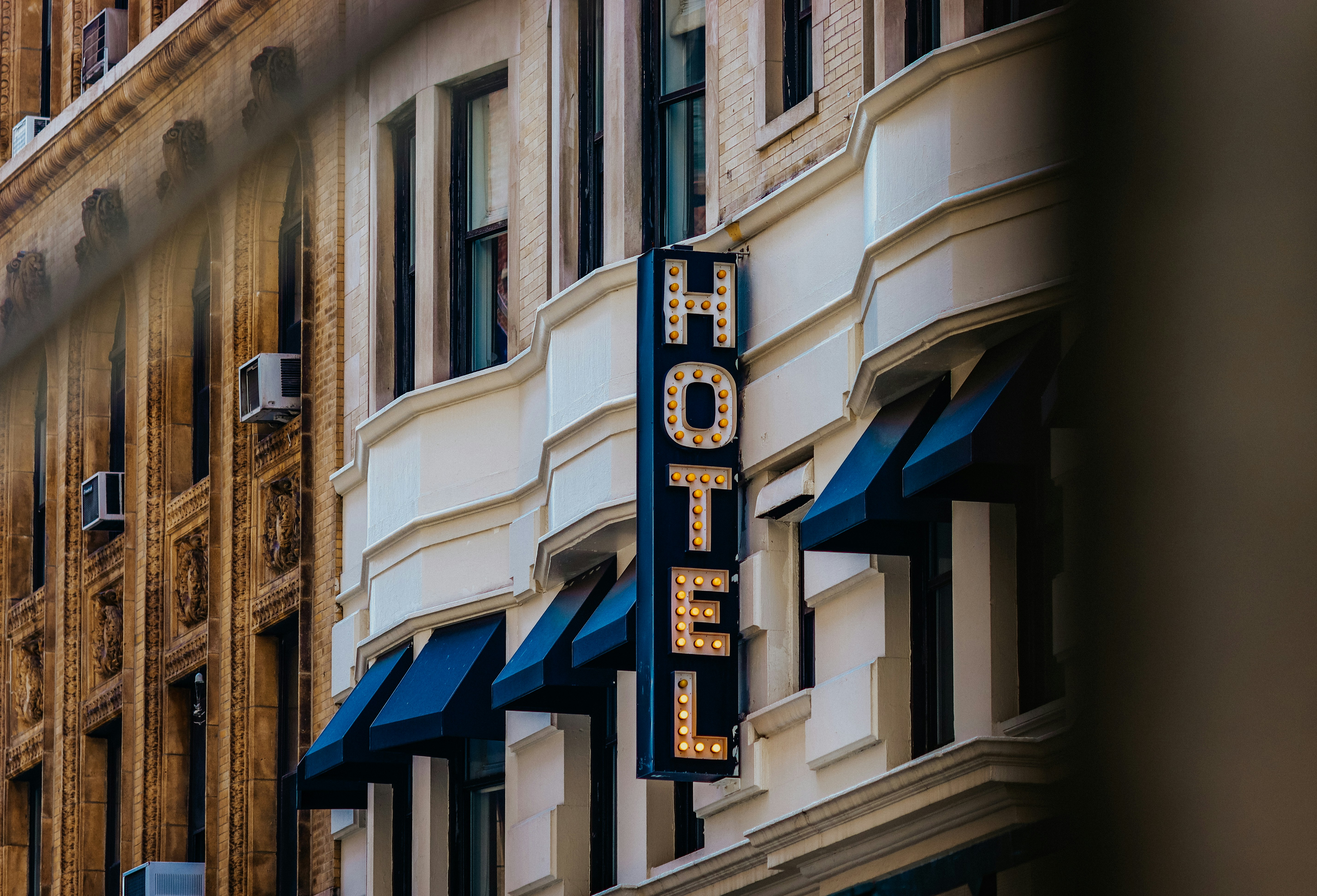 Enseigne lumineuse d'un hôtel indépendant