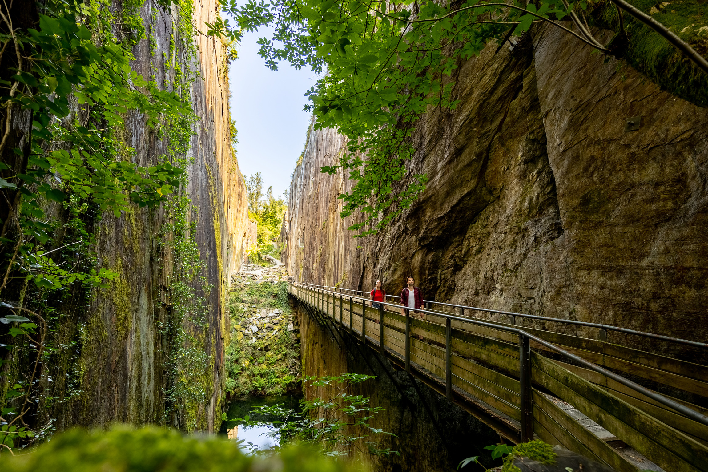 Les Pans de Travassac, failles vertigineuses des anciennes ardoisières