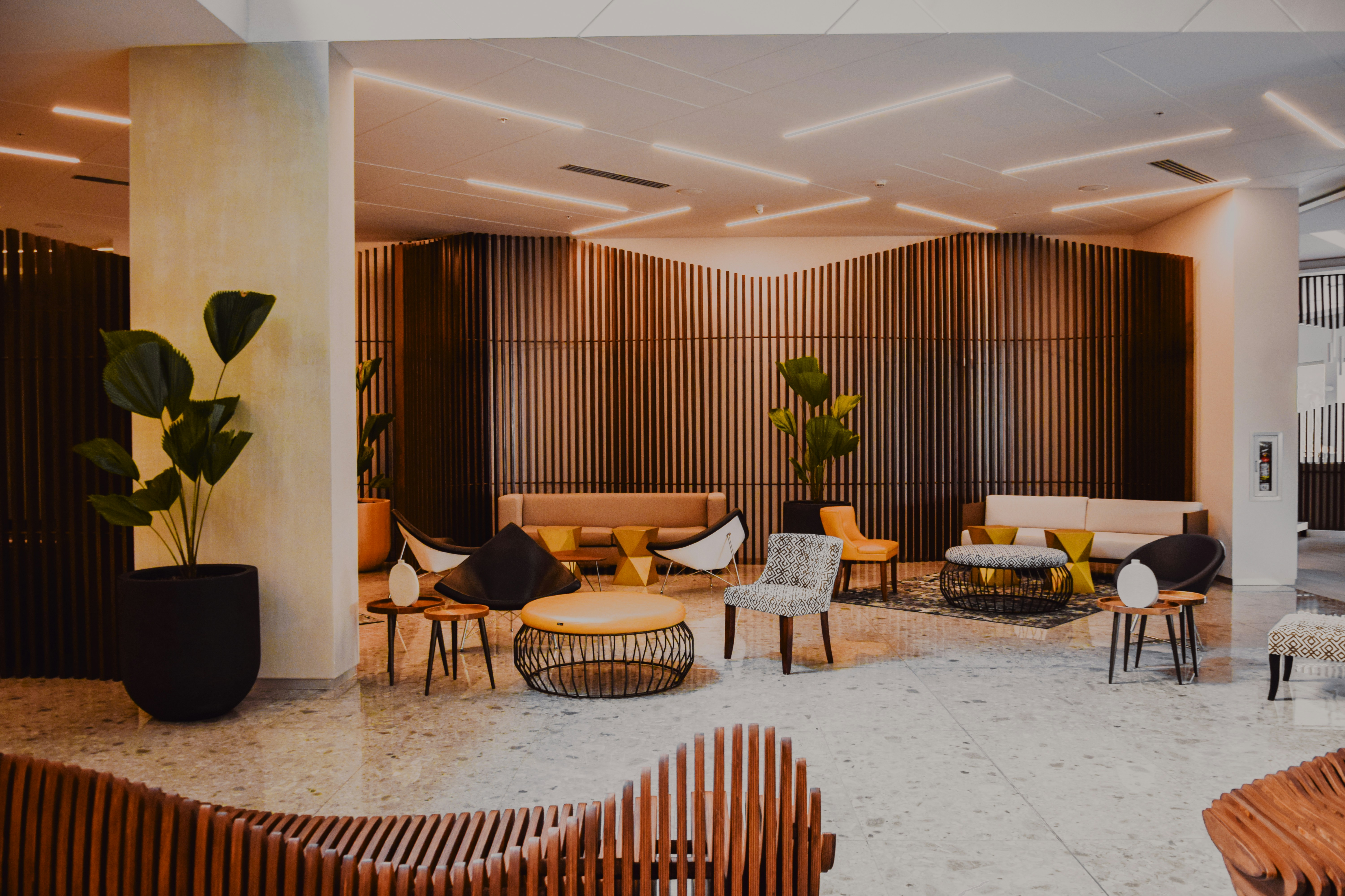 Lobby contemporain d'un hôtel urbain indépendant