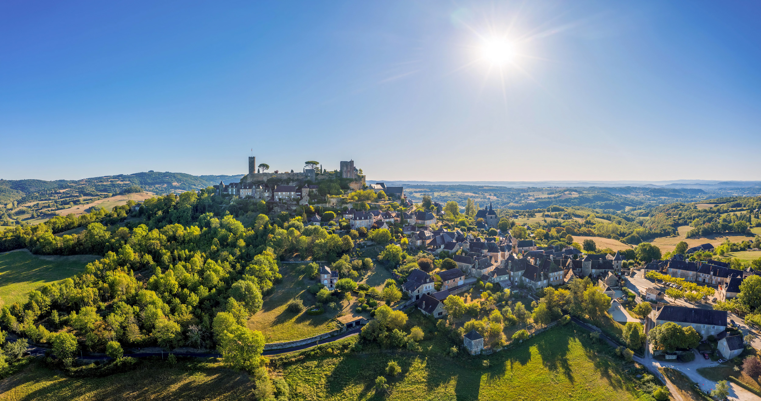Turenne, village perché dominé par sa tour et les ruines de son château