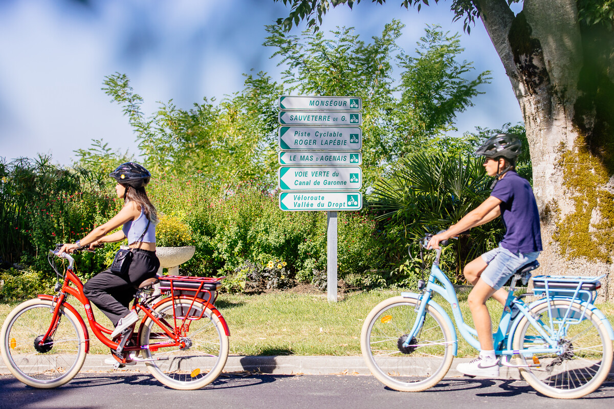 Cyclistes sur la véloroute de la vallée du Dropt, en Lot-et-Garonne