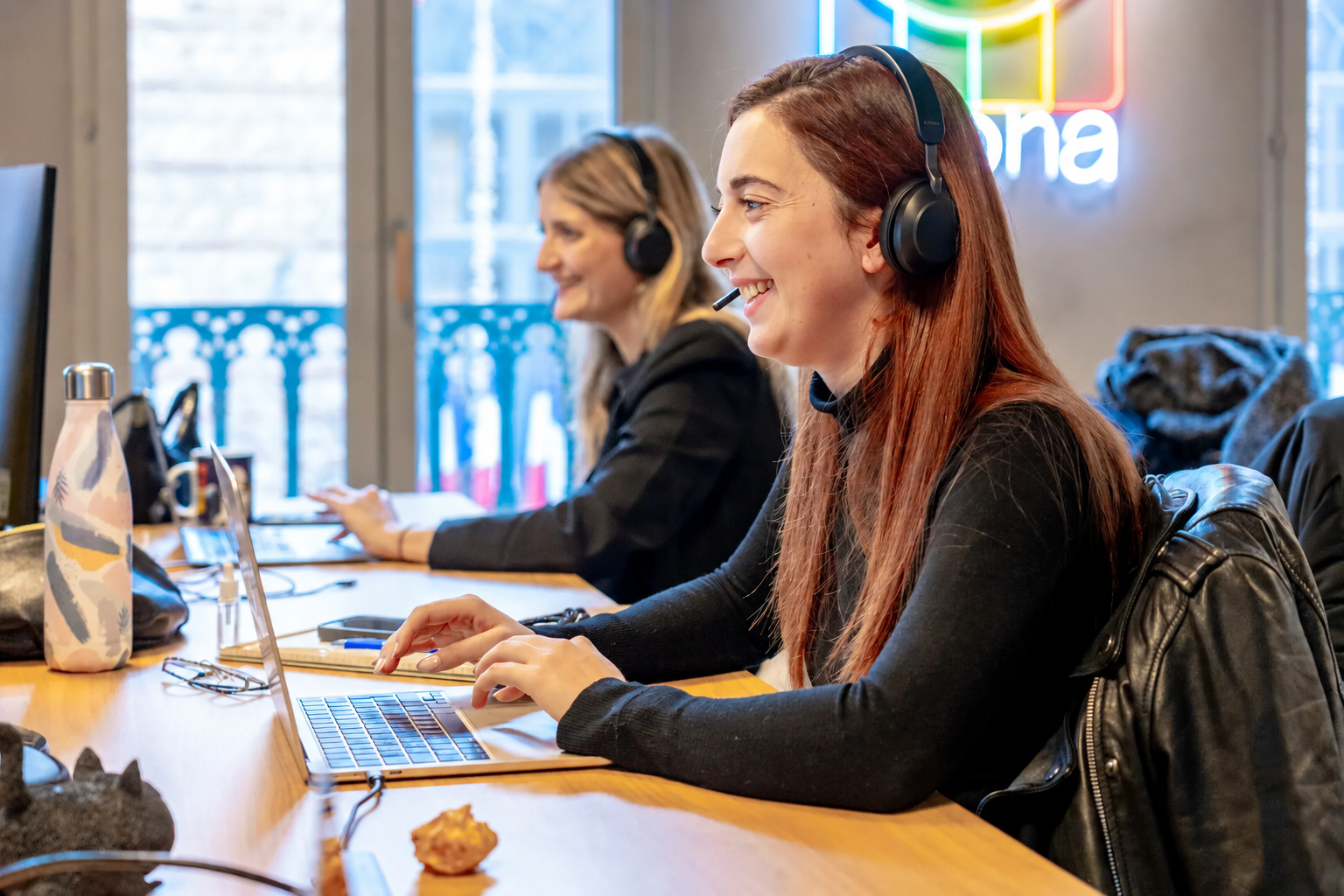 Apprenantes elloha Campus en formation en ligne avec casque audio