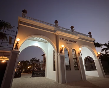 Entrada em arco com esquadrias de madeira