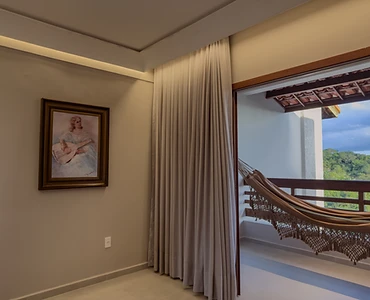 Quarto com pintura clássica e varanda com rede