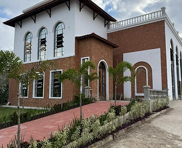 Fachada de tijolo com janelas em arco
