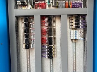 Colour-coded harnessing through slotted ducting