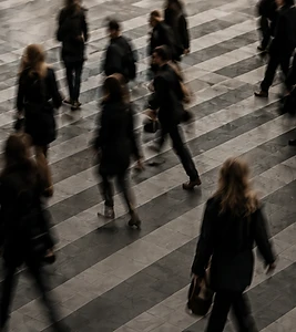 Multidão em movimento — o peso do dia