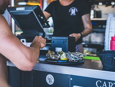 Service des huîtres au comptoir