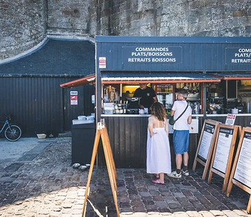 Le kiosque de La Buvette des Bains adossé aux remparts