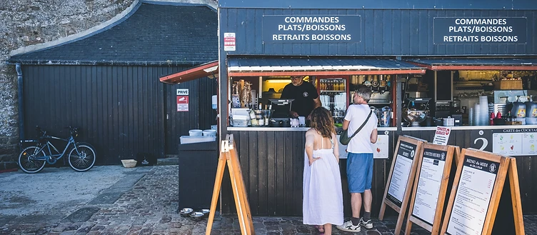 Le kiosque de La Buvette des Bains adossé aux remparts