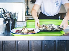 Plateau de burrata et huîtres à La Buvette des Bains