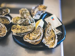 Huîtres fraîches servies à La Buvette des Bains