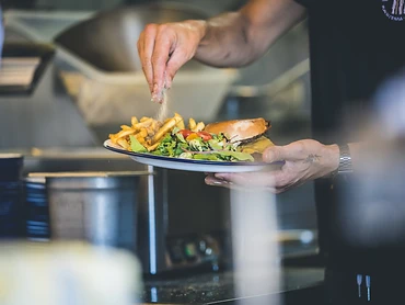Burger et frites assaisonnés