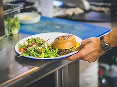 Burger et salade servis à La Buvette des Bains