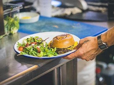 Burger et salade dressés