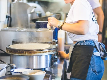 Préparation des crêpes au service