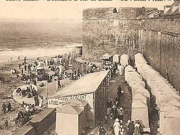 Carte postale ancienne de la plage de l'Éventail et de la Tour des Dames à Saint-Malo, avec les cabines de plage