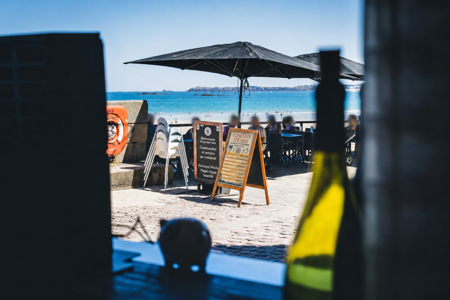 La terrasse de La Buvette des Bains ouverte sur la plage de l'Éventail
