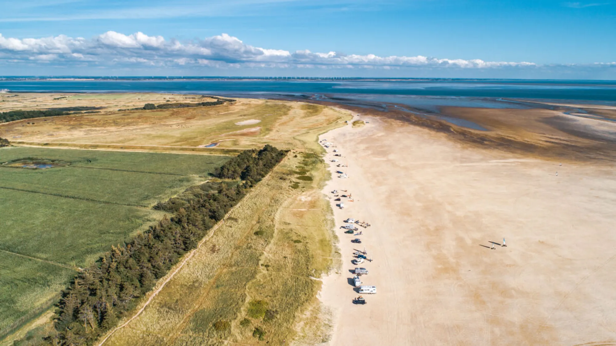 Sønderstrand set fra luften med grøn eng og Vadehavet