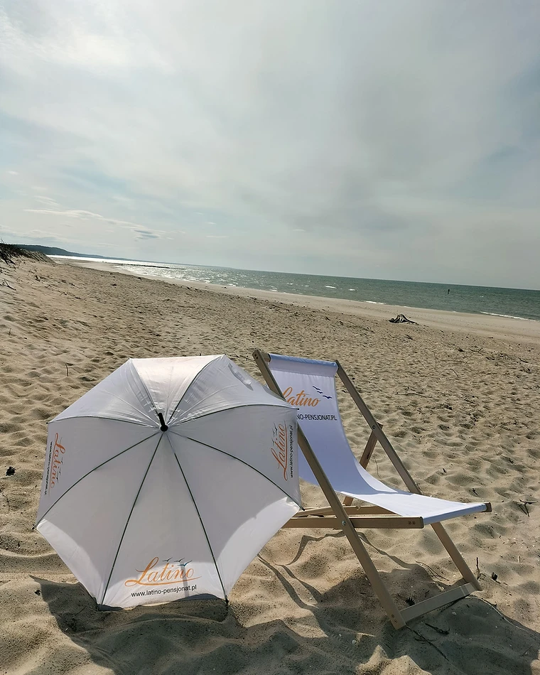 Plaża w Rowach z leżakiem Pensjonatu Latino