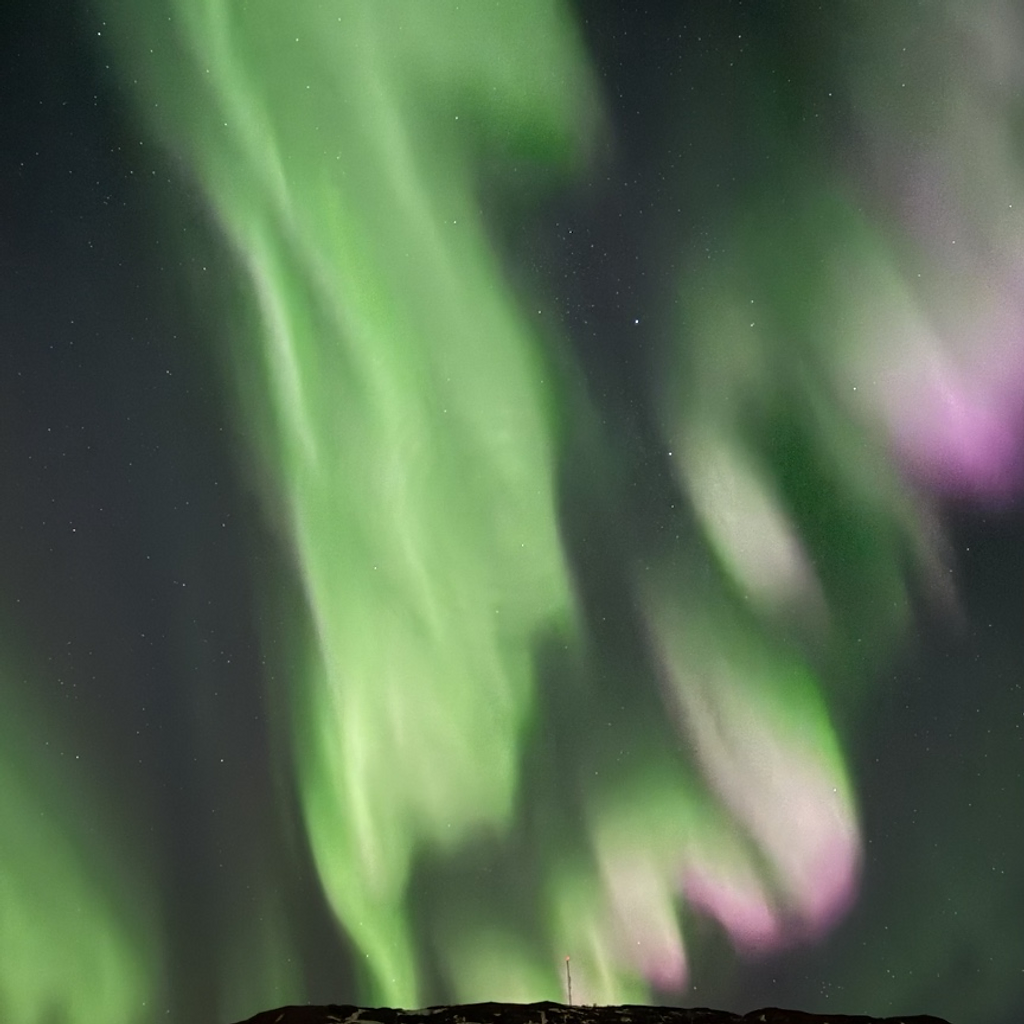 Nordlys over fjellene på Sommarøya