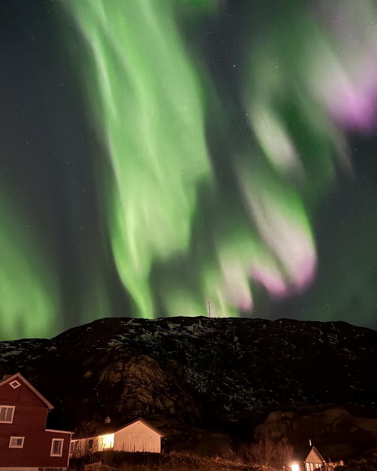 Nordlys over fjellene på Sommarøya