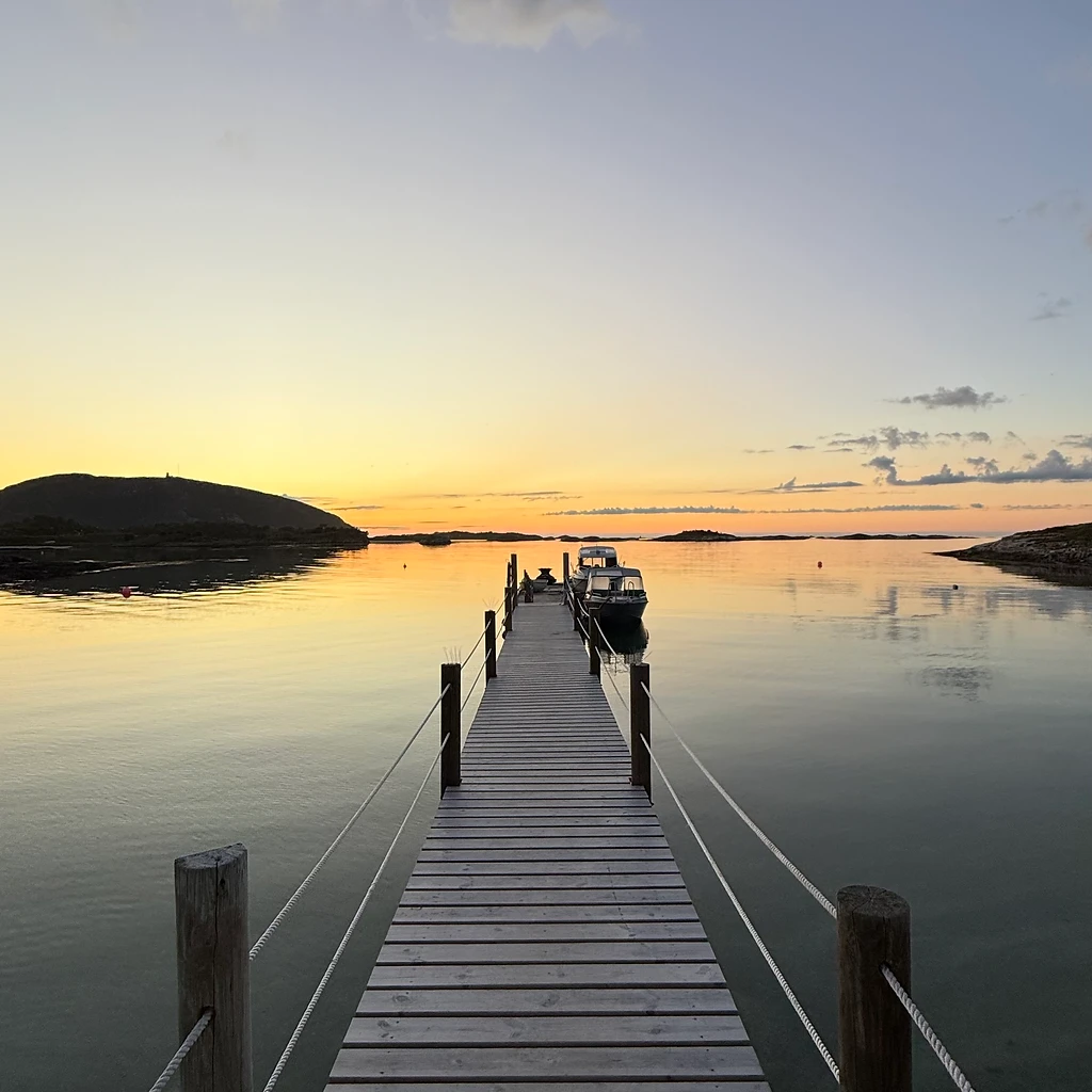 Brygge med solnedgang over havet på Sommarøya