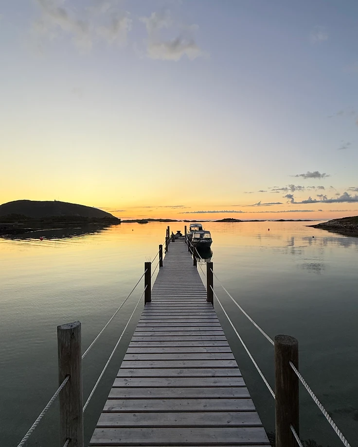 Brygge med solnedgang over havet på Sommarøya
