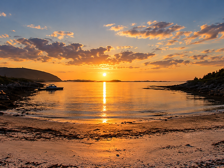 Sommerlys og strand på Sommarøya