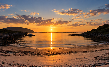 Solnedgang fra terrassen hos Havfrua mot bro og fjell