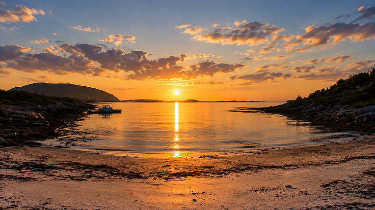 Solnedgang over havet på Sommarøya