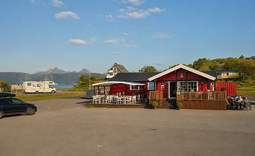 Havfrua Kro – rød kafébygning på Sommarøya med utendørs servering