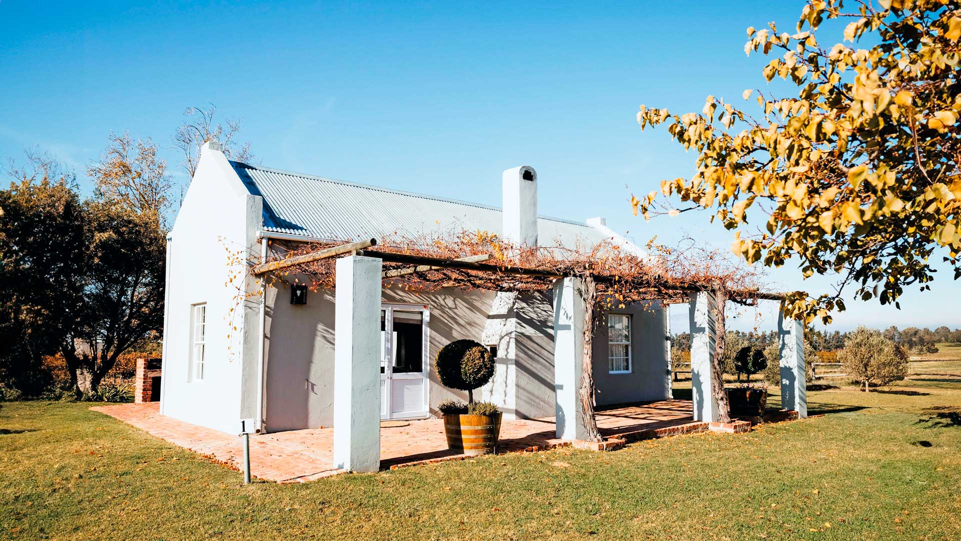 1 Bedroom Freestanding Cottage — photo 1
