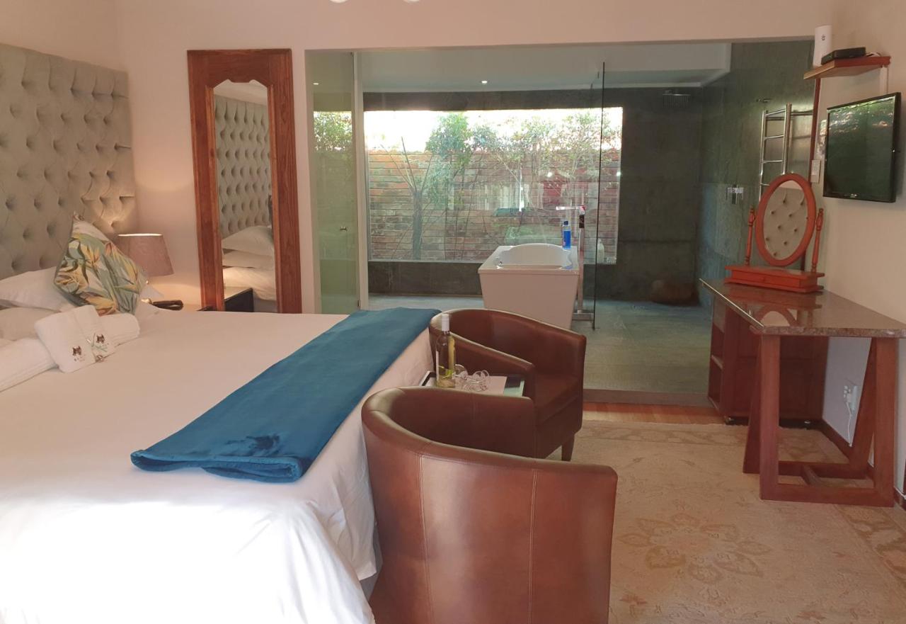 Luxury King Suite — photo 1