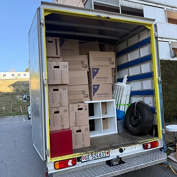 Camion de déménagement chargé de cartons et de mobilier