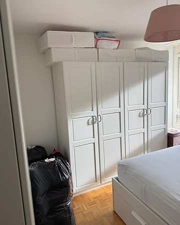 Chambre emballée avant chargement, armoire et cartons