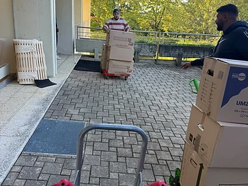 À l'entrée de l'immeuble