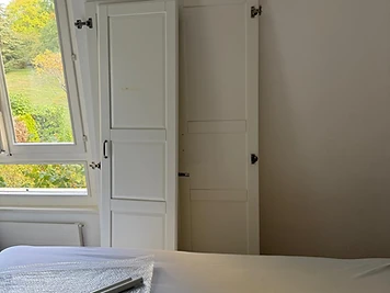 Porte déposée, rails en attente
