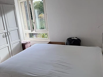 Lit monté, affaires en place