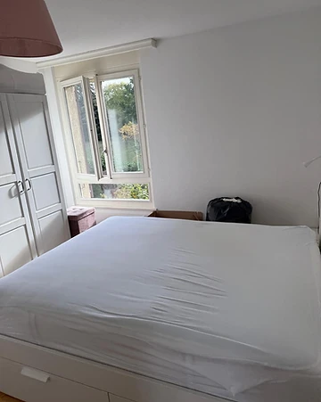 Chambre remontée à la livraison, lit monté et armoire en place