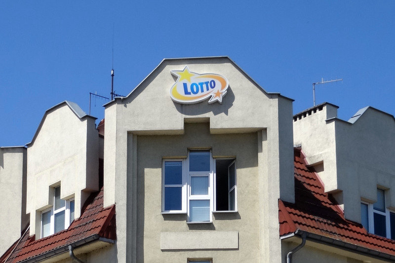Fasada budynku oddziału Totalizatora Sportowego w Bydgoszczy z logo LOTTO na szczycie