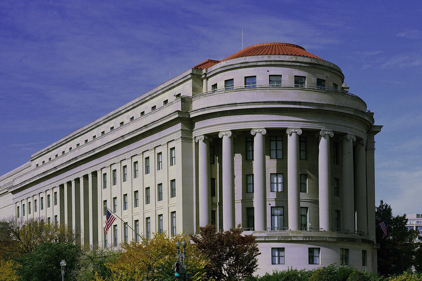 Gmach Federalnej Komisji Handlu (FTC) w Waszyngtonie z kolumnadą, kopułą i amerykańską flagą