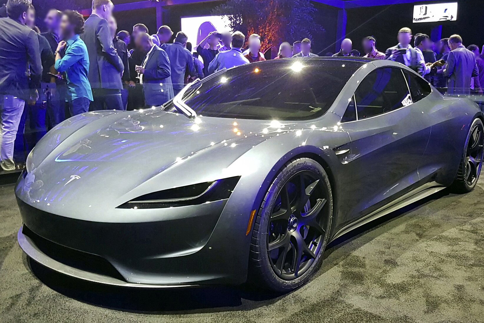Srebrnoszary prototyp Tesli Roadster 2020 na prezentacji w listopadzie 2017, w tle tłum gości wydarzenia